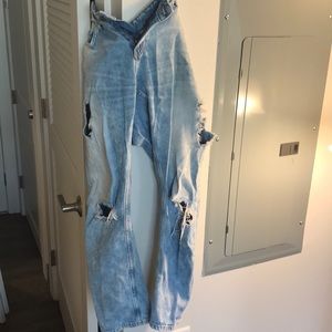 Distressed light jeans